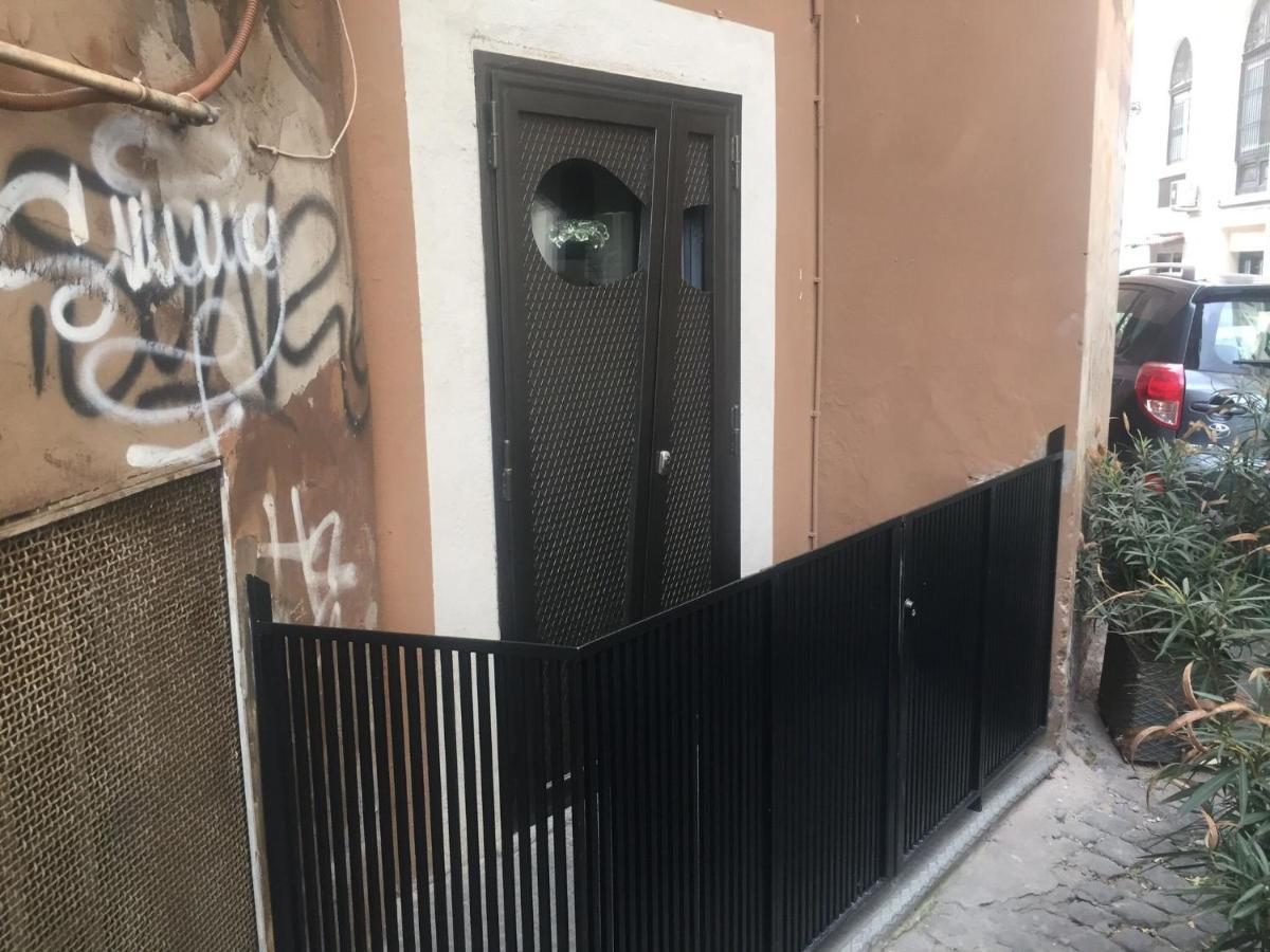 The Essential Trastevere Design Studio Rome Exterior photo